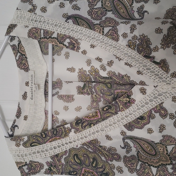 Danielrainn sleeveless v neck top - Picture 2 of 5